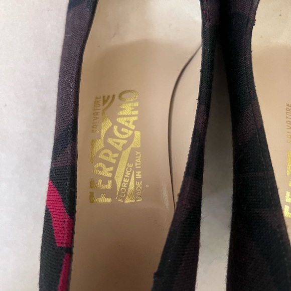Salvatore Ferragamo Women’s Brown Red Black Canvas Leather Toe Heels Size 5.5 B - Picture 8 of 10
